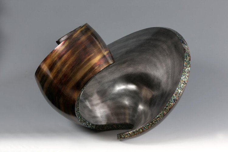 《濤》，2013，天然生漆、礦物顏料、螺鈿、金屬、銀粉，48×42×38 cm